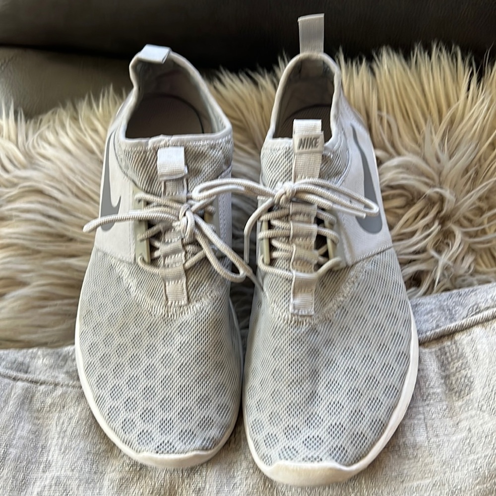 Nike womens running shoe. Size 11. Worn 1 time